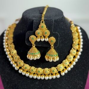 Elegant Gold and Green Jewelry Set